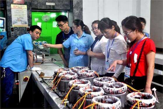 老師在皖南電機(jī)生產(chǎn)車(chē)間參觀學(xué)習(xí)