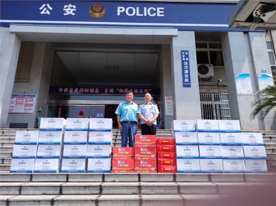 圖為公司安全環(huán)境保護處處長董萌蓓為子弟兵及公安民警送去慰問品，并致以節(jié)日的問候和祝福