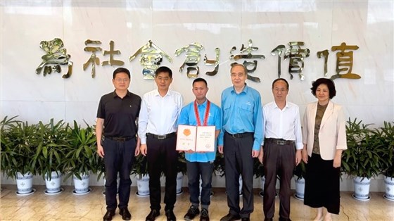 省、市總工會(huì)為皖南電機(jī)“全國(guó)五一勞動(dòng)獎(jiǎng)?wù)?rdquo;獲得者授牌頒獎(jiǎng)