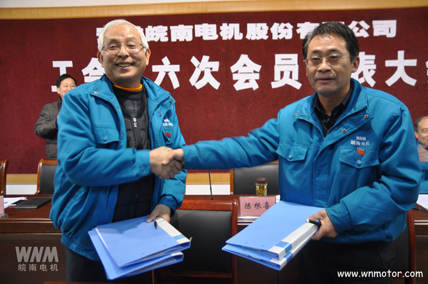 皖南電機(jī)陳學(xué)鋒、胡夏生分別代表行政和工會簽訂集體勞動合同