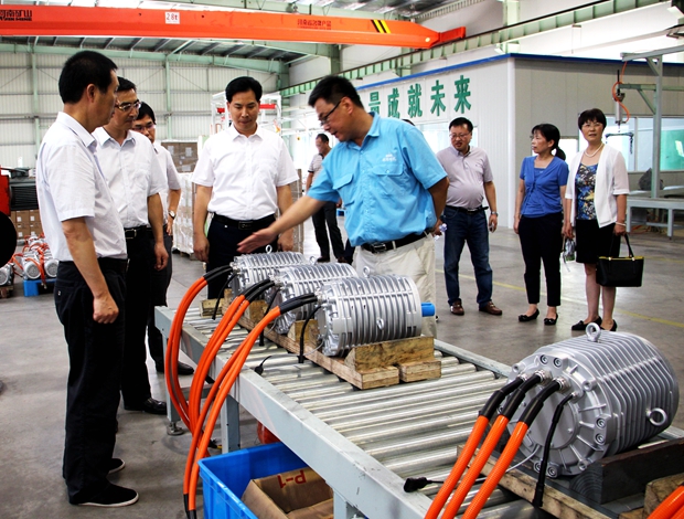 錢曉康局長參觀新能源汽車電機(jī)生產(chǎn)線